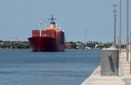 Una nave da container entra in porto